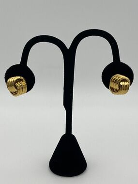 Trifari Gold Tone Love Knot Clip On Earrings Vintage 3/4"